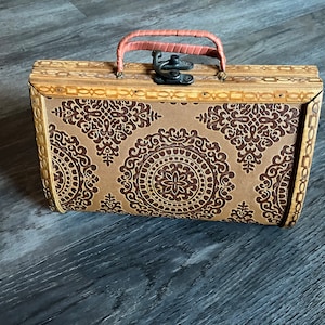 Sac à main vintage en cuir repoussé en bois avec loquet