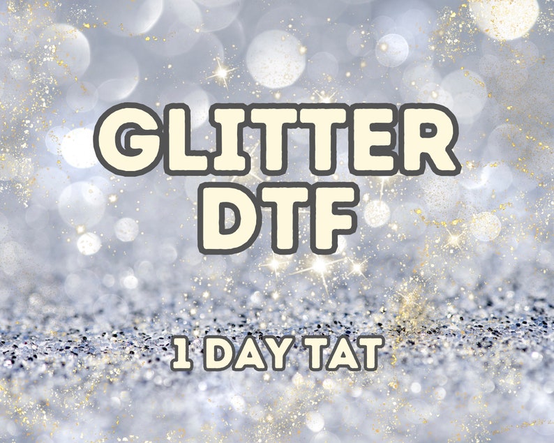 Peut inclure: Glitter DTF, 1 Day Tat, un fond de paillettes argent&eacute;es avec le texte "Glitter DTF" en blanc avec un contour noir et le texte "1 Day Tat" en blanc avec un contour noir.