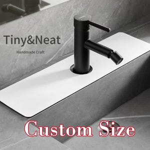 Puede incluir: Un grifo negro mate montado sobre una bandeja protectora contra salpicaduras blanca y rectangular. El texto Tiny&Neat Handmade Craft es visible a la izquierda, y el texto Custom Size aparece en rojo en la parte inferior.
