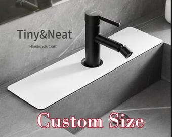 Könnte beinhalten: Ein mattschwarzer Wasserhahn, der auf einer rechteckigen weißen Spritzschutzablage montiert ist. Der Text Tiny&Neat Handmade Craft ist links sichtbar, und der Text Custom Size steht in Rot am unteren Bildrand.