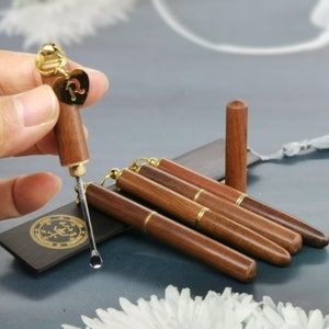 2 piezas de limpiador de oídos con iniciales: limpiador de oídos portátil diseñado para viajes, limpiador de oídos de metal reutilizable con estuche, llavero vintage de palisandro hecho a mano.