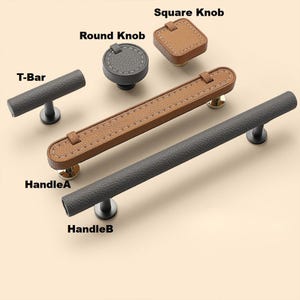 Può includere: Una collezione di ferramenta per mobili, tra cui una barra a T, un pomello rotondo, un pomello quadrato e due stili di maniglie. La ferramenta presenta texture simili alla pelle in tonalità grigie e marroni, con accenti metallici. Le etichette "Square Knob", "Round Knob", "T-Bar", "HandleA" e "HandleB" sono visibili.
