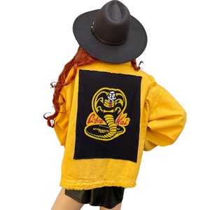 Cobra Kai Karate gele jeansjas (damesmaat - 1XL): klaar om te verzenden