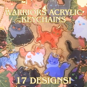 Pu&ograve; includere: Una collezione di portachiavi in acrilico con vari disegni di gatti. I portachiavi sono in diversi colori, tra cui arancione, blu e nero. Il testo "WARRIORS ACRYLIC KEYCHAINS" e "17 DESIGNS!" &egrave; visibile.