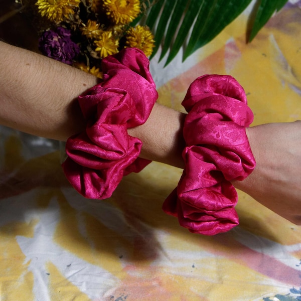 Chouchou scrunchie en soie upcyclé