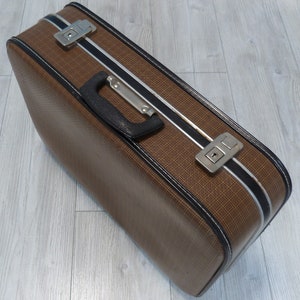 Vintage-Koffer, Reisekoffer, brauner Gepäckkoffer, Hartschalenkoffer, Retro-Dekor, Theaterdekor, hartbrauner Koffer