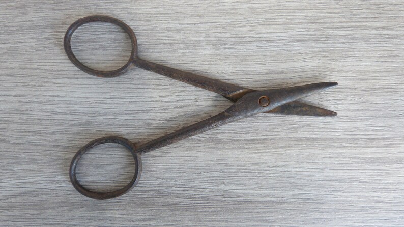 Small Vintage Embroidery Scissor. Vintage Embroidery Scissors. Vintage
