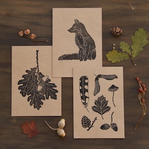 Set aus drei handbedruckten Postkarten mit Waldmotiven auf braunem Kraftpapier, DIN A6