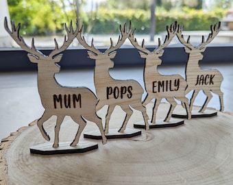 Houten decoratie van rendieren, gepersonaliseerd met de namen van familie en vrienden. Aangepaste kersttabel plaatsnamen.