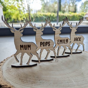 Decorazione natalizia personalizzata a forma di renna con i nomi di familiari e amici / Segnaposto per la tavola di Natale a forma di cervo.