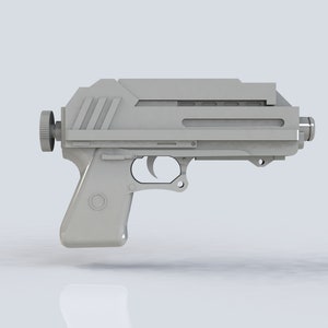 K&ouml;nnte beinhalten: Eine hellgraue futuristisch anmutende Handfeuerwaffe mit strukturiertem Griff und zylindrischem Bauteil am Heck. Das Design weist einen Abzug, einen Schlitten und eine Reihe paralleler Linien auf der Oberseite auf. Die Gesamt&auml;sthetik ist schlank und modern.