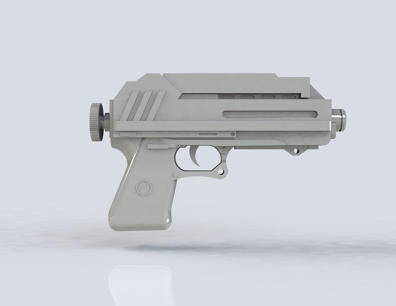 K&ouml;nnte beinhalten: Eine hellgraue futuristisch anmutende Handfeuerwaffe mit strukturiertem Griff und zylindrischem Bauteil am Heck. Das Design weist einen Abzug, einen Schlitten und eine Reihe paralleler Linien auf der Oberseite auf. Die Gesamt&auml;sthetik ist schlank und modern.