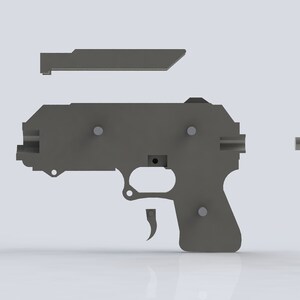 K&ouml;nnte beinhalten: Explosionsansicht einer grauen Handfeuerwaffe, mit ihren getrennten Komponenten. Die Teile umfassen Rahmen, Schlitten, Lauf und andere interne Komponenten, alle in monochromem Grau dargestellt.