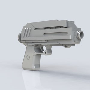 K&ouml;nnte beinhalten: Eine hellgraue, futuristisch aussehende Pistole mit einem rechteckigen Schlitten und einem zylindrischen Lauf. Die Waffe hat einen Abzug, einen Griff und eine Reihe paralleler Linien an der Seite. Das Design deutet auf Science-Fiction oder Fantasy hin.