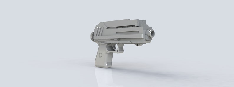 K&ouml;nnte beinhalten: Eine hellgraue, futuristisch aussehende Pistole mit einem rechteckigen Schlitten und einem zylindrischen Lauf. Die Waffe hat einen Abzug, einen Griff und eine Reihe paralleler Linien an der Seite. Das Design deutet auf Science-Fiction oder Fantasy hin.