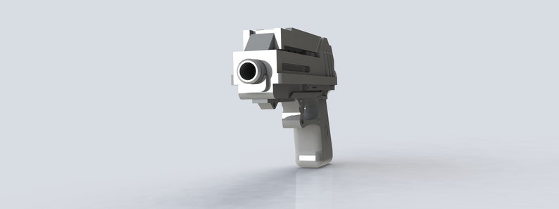 K&ouml;nnte beinhalten: Eine silberfarbene Handfeuerwaffe mit schwarzem Lauf. Die Waffe ist leicht nach rechts geneigt und zeigt ihr geometrisches Design. Der Hintergrund ist ein schlichtes, hellgraues.