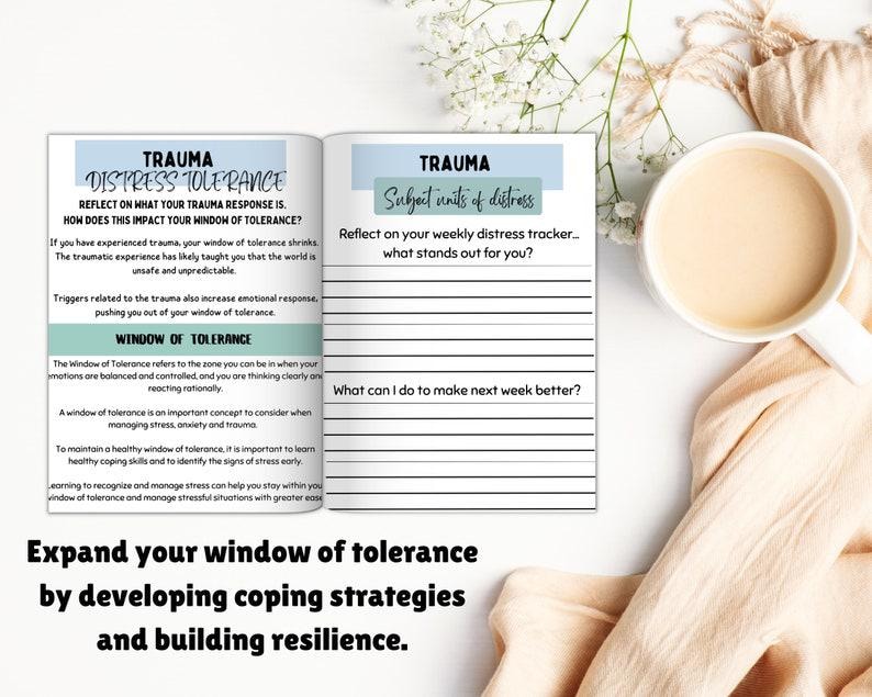 Puede incluir: Una p&aacute;gina de diario imprimible con el t&iacute;tulo "Trauma Distress Tolerance" y una secci&oacute;n titulada "Window of Tolerance". La p&aacute;gina incluye indicaciones para reflexionar sobre la respuesta al trauma y desarrollar estrategias de afrontamiento.