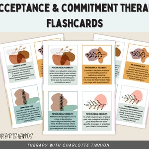 Può includere: Flashcards di terapia di accettazione e impegno (ACT) con sfondi astratti colorati e testo. Le carte presentano spunti per l'auto-riflessione e la pratica, come "Azione impegnata" e "Flessibilità psicologica".