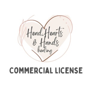 以下が含まれることがあります： ハートの形をしたロゴと「Head. Hearts & Hands healing」というテキストが、茶色と白の配色でデザインされています。ロゴは白い背景にあり、ロゴの下には「COMMERCIAL LICENSE」というテキストがあります。