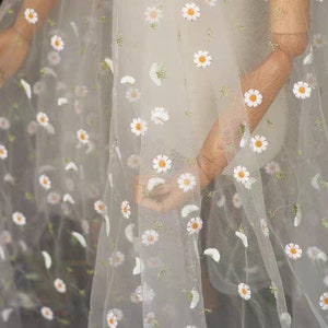 Tessuto a rete con margherite, tessuto a rete in tulle per abiti da sposa, tessuto ricamato, tessuto a rete per abiti da sposa, tessuto per abiti da sposa, tessuto floreale, tessuto al mezzo metro