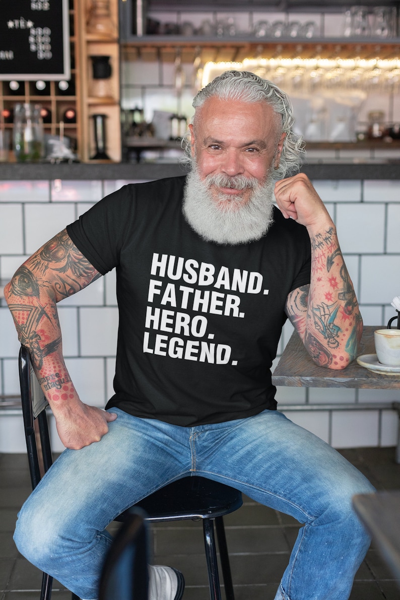 Personalisierte Shirts für Papa Herrenmode für ihn, Ehemann Shirt, bestes Geschenk für Papa, individuelle Vatertags-T-Shirts personalisierte Geschenke Bild 2