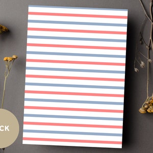 Peut inclure: Une carte blanche avec des rayures horizontales rouges et bleues altern&eacute;es. Le dos de la carte est marqu&eacute; "Back".