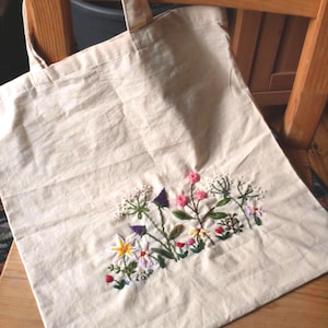 Jutebeutel, Tragetasche bestickt, Blumenwiese, bunte Stickerei
