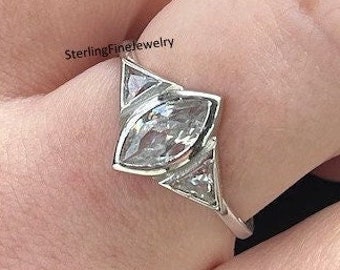 3-Stein-Ring in Lünette, Versprechensring, zierlicher 1,24 TCW Marquise & Triangle Cut Farbloser Moissanit-Ehering, 925 Sterlingsilber