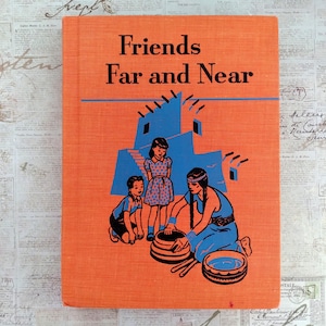 Può includere: Copertina di libro arancione con il titolo "Friends Far and Near". L'illustrazione mostra bambini e un edificio blu. La copertina ha una finitura strutturata.