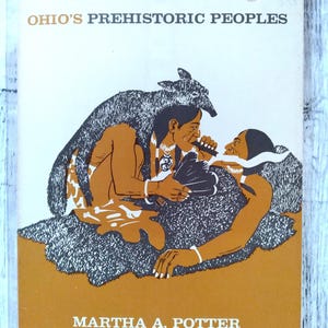 Könnte beinhalten: Ein Vintage-Buchcover mit dem Titel "Ohio's Prehistoric Peoples" von Martha A. Potter. Das Cover zeigt eine Illustration von zwei Figuren in Braun- und Weißtönen, mit einer schwarz-weißen Tierfigur darüber. Der Hintergrund ist weiß und braun.