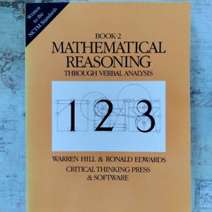 Może przedstawiać: Zestaw trzech ceramicznych kubków z nakrapianym, matowym wykończeniem. Kubki są w odcieniach kremowym, jasnoszarym i ciemnoszarym. Każdy kubek ma prosty, minimalistyczny design.