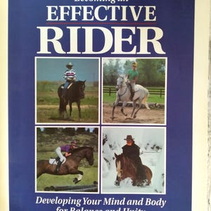 Può includere: Copertina di un libro con sfondo blu e il titolo "Becoming an EFFECTIVE RIDER". La copertina presenta quattro immagini di persone a cavallo. Sono presenti anche i testi "Developing Your Mind and Body for Balance and Unity" e "By Cherry Hill".