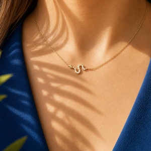 Collar de serpiente en oro y plata de ley, pequeño, delicado, joyería minimalista.