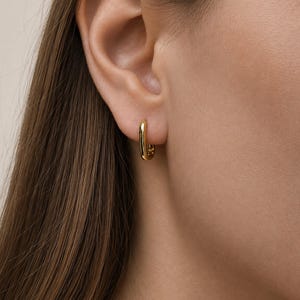 Minimalistische rechthoekige Huggie-oorbellen in goud en sterlingzilver, geometrisch, alledaagse sieraden