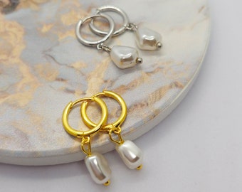 Perle Huggie Hoop Ohrringe, Silber & vergoldet, Perle baumeln Ohrringe, Perle Tropfen Ohrringe, minimalistischer Schmuck, Geschenke für sie