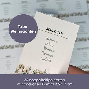 Könnte beinhalten: Ein Set mit 36 doppelseitigen Karten für das Spiel Tabu: Weihnachten. Die Karten haben ein handliches Format von 4,9 x 7 cm. Die gezeigte Karte zeigt das Wort "Schlitten" und listet verwandte Wörter auf: "Schnee", "fahren", "Winter", "Rentier" und "rodeln".