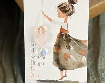 Mini-Sonnenfänger mit Kristall und Rosenquarz auf einer Karte | Mitbringsel für Freundin