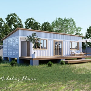 Pode incluir: Uma casa pré-fabricada moderna e branca com um deck de madeira e um guarda-sol branco. A casa tem janelas grandes e um design simples.