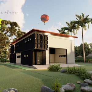 Pode incluir: Uma casa de dois andares construída com contêineres de transporte com uma porta de garagem no piso térreo. A casa é cercada por grama verde e palmeiras. O céu é azul com nuvens brancas e dois balões de ar quente são visíveis no céu.