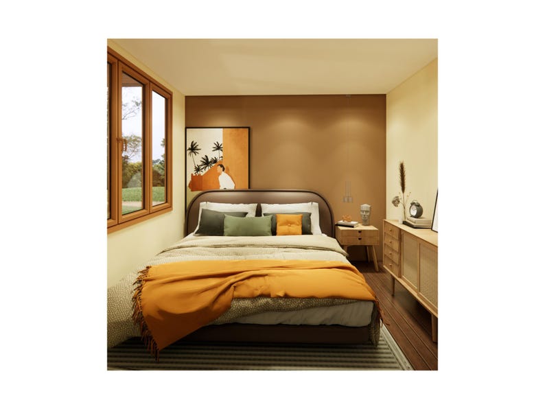 Pu&ograve; includere: Una camera da letto con una struttura del letto marrone, una coperta gialla e una parete marrone con un dipinto di palme. C'&egrave; un comodino in legno con una lampada e una cassettiera in legno con cassetti.