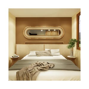 Pu&ograve; includere: Una camera da letto con uno specchio grande di forma ovale sopra un letto con una testata intrecciata. Il letto &egrave; fatto con lenzuola bianche e una coperta di lana marrone. Ci sono due piccoli comodini in legno con lampade su entrambi i lati del letto.