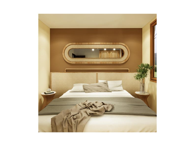 Pu&ograve; includere: Una camera da letto con uno specchio grande di forma ovale sopra un letto con una testata intrecciata. Il letto &egrave; fatto con lenzuola bianche e una coperta di lana marrone. Ci sono due piccoli comodini in legno con lampade su entrambi i lati del letto.