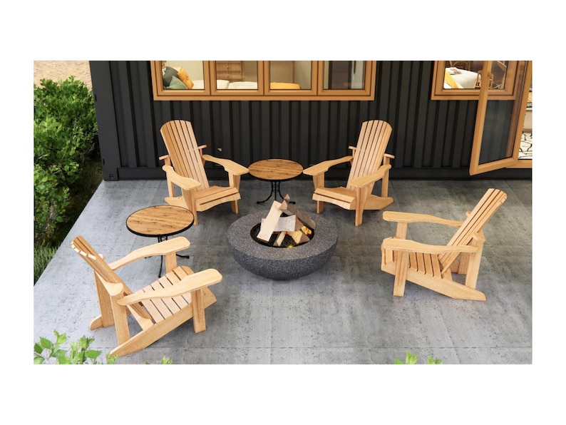 Pu&ograve; includere: Quattro sedie Adirondack in legno che circondano un focolare nero con tronchi su un patio grigio. Un piccolo tavolo in legno si trova tra ogni sedia.