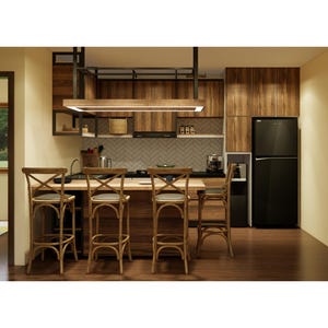 Pu&ograve; includere: Una cucina con armadi in legno e un frigorifero nero. C'&egrave; un tavolo in legno con quattro sedie in legno con sedili intrecciati.
