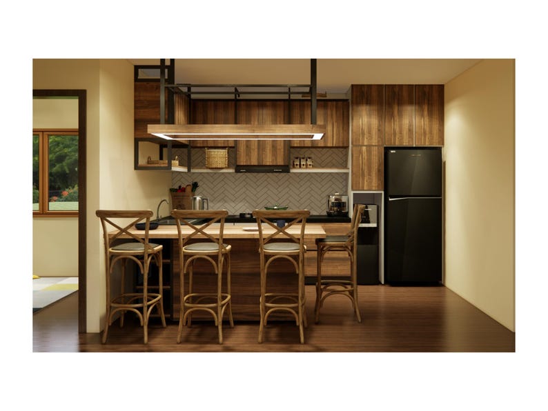 Pu&ograve; includere: Una cucina con armadi in legno e un frigorifero nero. C'&egrave; un tavolo in legno con quattro sedie in legno con sedili intrecciati.
