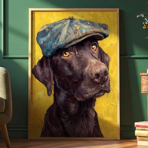 Könnte beinhalten: Gerahmtes Porträt eines braunen Hundes mit blauer Mütze. Der Hund hat gelbe Augen und einen konzentrierten Ausdruck. Der Hintergrund ist gelb und der Rahmen ist goldfarben. Das Kunstwerk ist ein Gemälde.