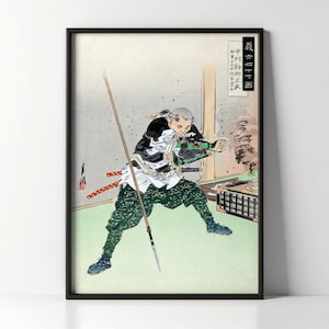 Könnte beinhalten: Gerahmter Druck eines japanischen Holzschnitts, der einen Samurai in Aktion zeigt. Der Samurai trägt eine schwarz-weiße Kleidung mit grün gemusterten Hosen und hält einen Speer. Das Kunstwerk weist eine dynamische Komposition mit detaillierten Elementen auf.
