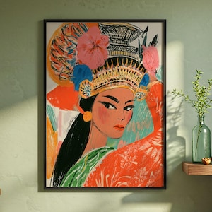 Op de afbeelding: Een ingelijste kunstdruk met een gestileerde illustratie van een persoon die een versierde gouden hoofdtooi met roze bloemaccenten draagt. Het kunstwerk gebruikt een levendig kleurenpalet van oranje, groen en zwart en toont een persoon met donker haar.