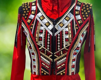 Zwarte basis showbolero met rode, gouden en heldere accenten + rood basis showshirt