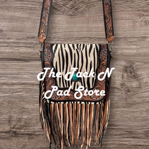 Cartera tipo mensajero de piel de vaca con estampado de cebra de cuero genuino estilo occidental, con detalles florales y tres flecos de cuero diferentes